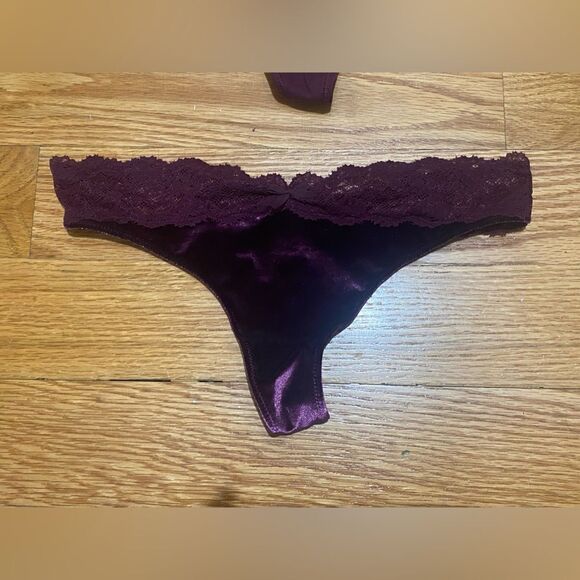 Victoria's Secret Thong Lace- one pair - Picture 5 of 6